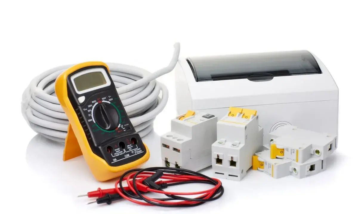 Multimètre, câble, coffret et disjoncteurs. Comprendre la différence entre interrupteur différentiel et disjoncteur différentiel pour une installation électrique sûre.