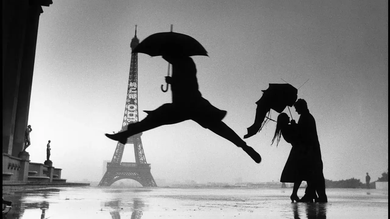 Parigi sotto la pioggia: una silhouette salta con un ombrello, mentre una coppia balla. Le foto più belle di sempre.