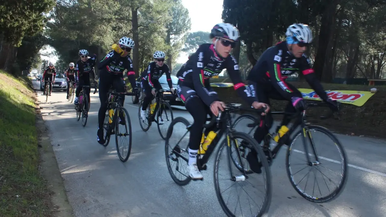 Ciclisti in gara, concentrati sul massimo consumo di ossigeno per raggiungere la vittoria.