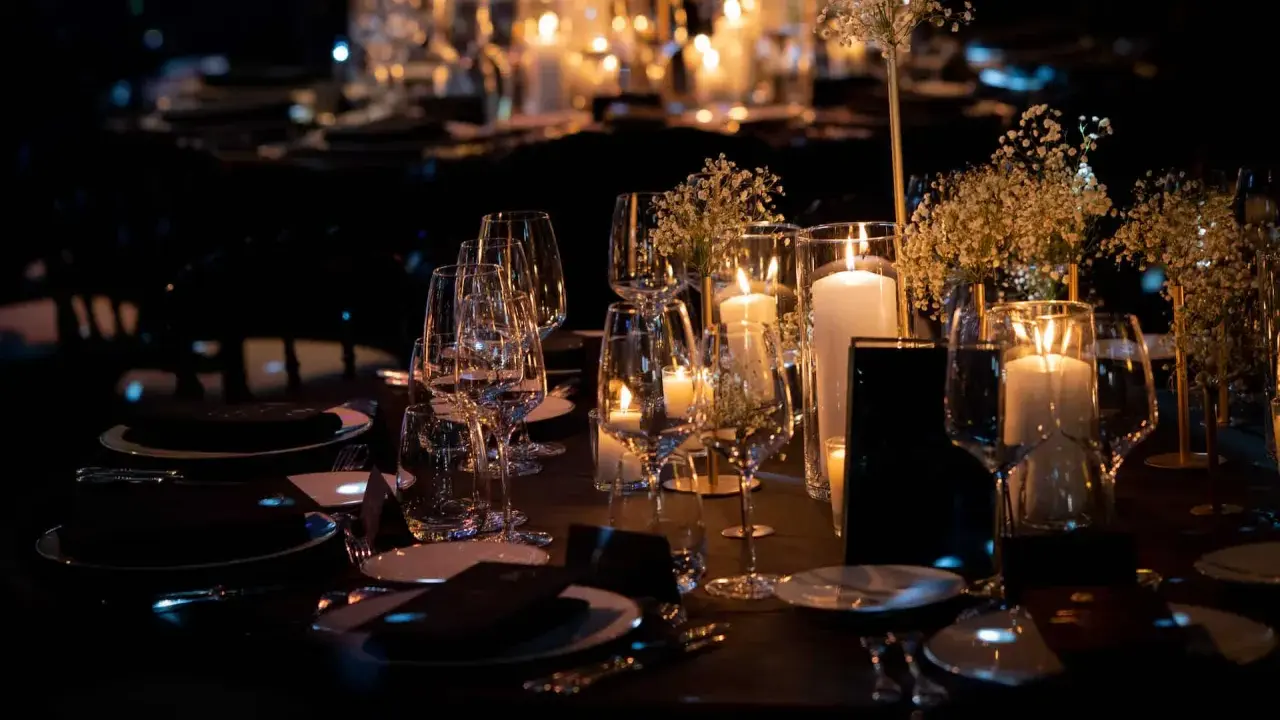 Une élégante mise de table à la française, illuminée par des bougies et des fleurs délicates, promet une soirée mémorable.