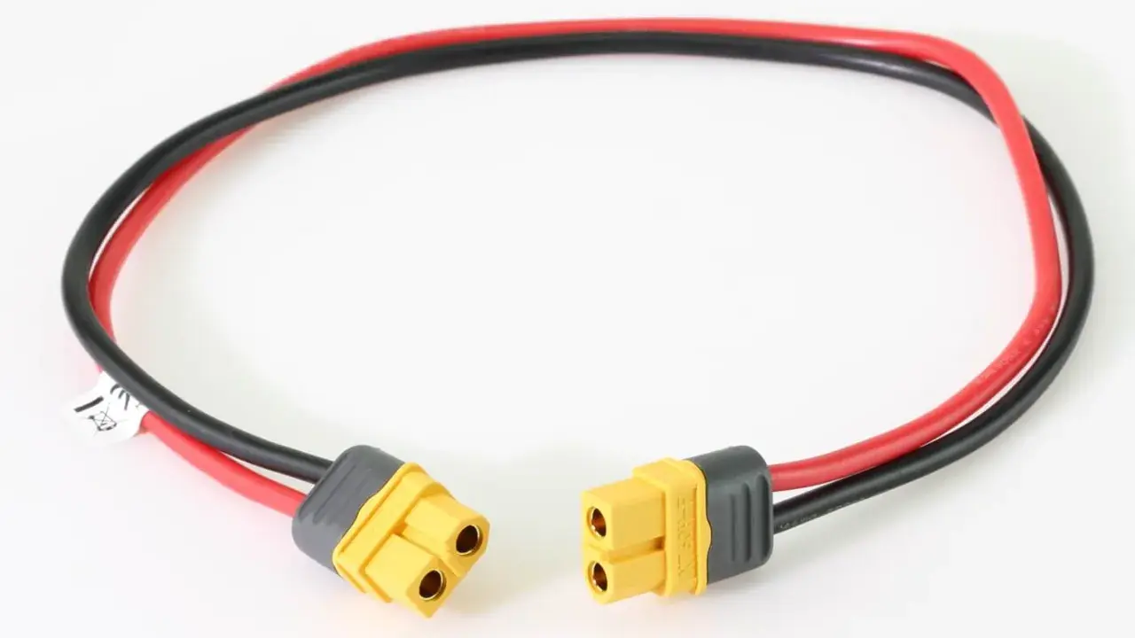 Ein Kabel mit roten und schwarzen Leitungen, das an beiden Enden mit gelben MT60 Steckern versehen ist.