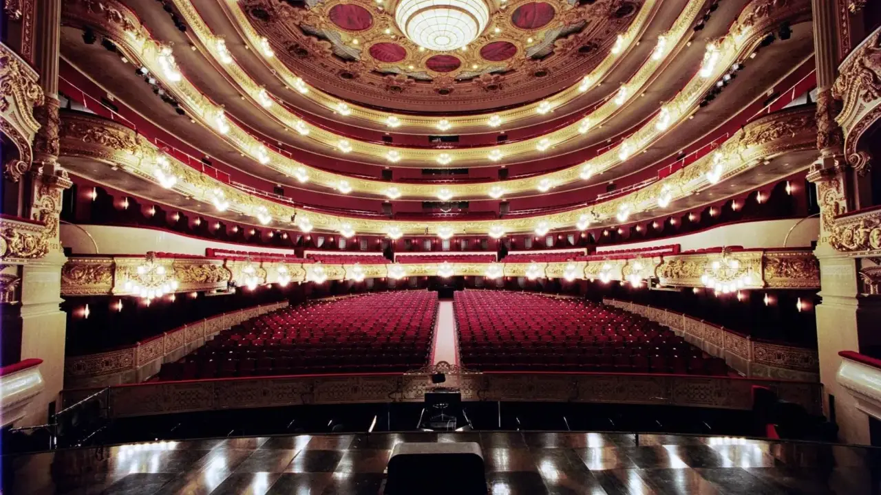 Der prunkvolle Innenraum des Gran Teatre del Liceu mit roten Samtsitzen und goldenen Verzierungen.