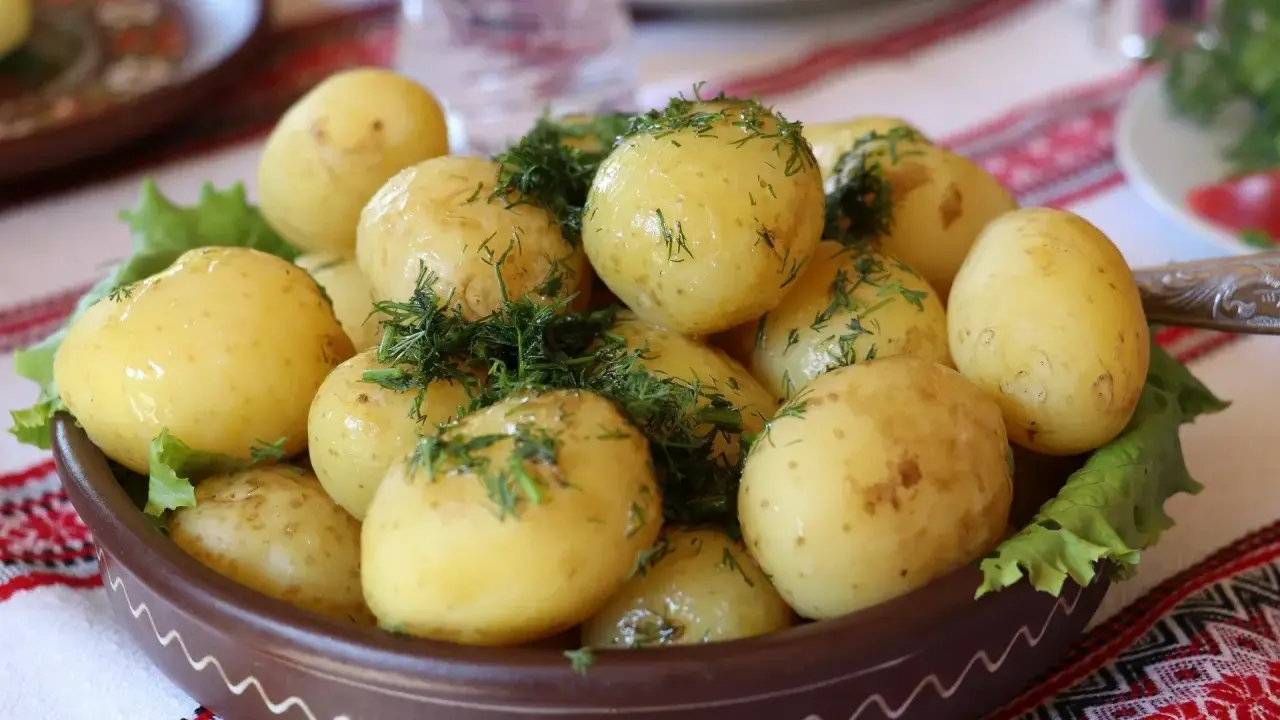 Młode ziemniaki z koperkiem i sałatą. Idealne, by zapytać co zjesc na obiad.