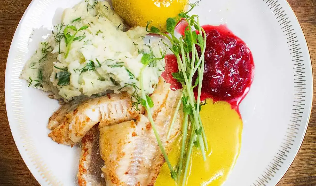 Stekt abborre med dillpotatismos, lingonsylt och citron. Ett klassiskt abborre recept som passar alla.