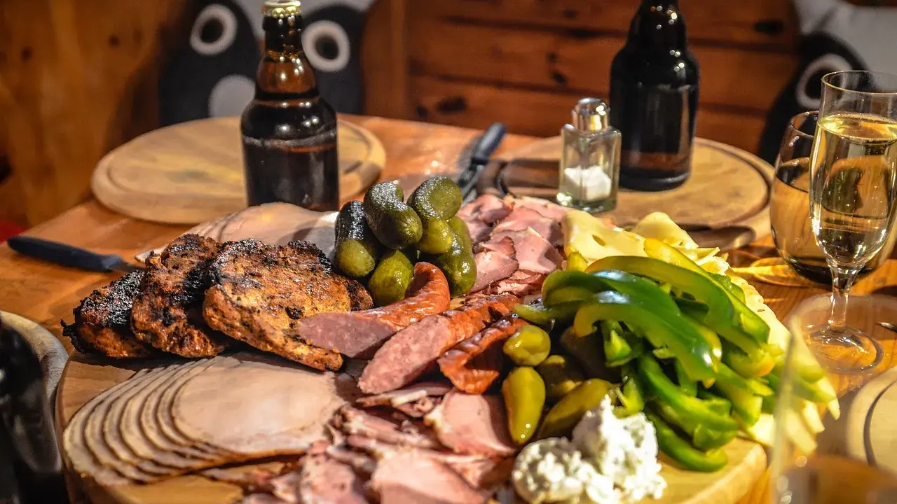 Idealne mięso na imprezę: grillowane kotlety, wędliny, ser, ogórki i papryka.