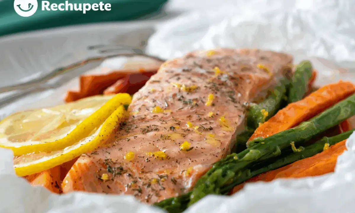 Salmón al horno con espárragos y limón, una de las mejores recetas de salmón para una cena saludable y deliciosa.
