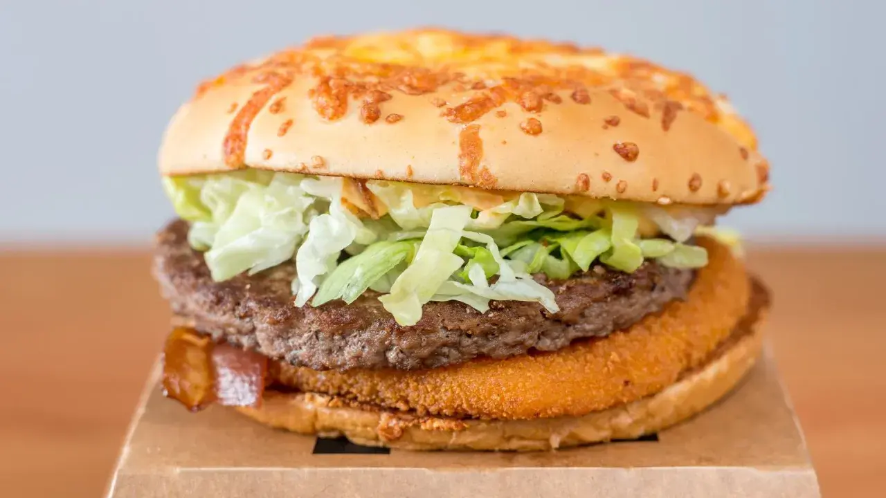 Apetyczny burger drwala z chrupiącym kotletem i serem na bułce. Kiedy będzie mój?