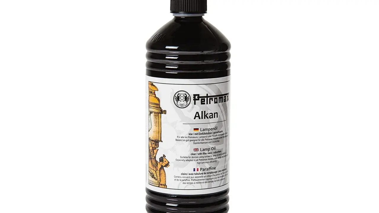 En flaska Petromax Alkan lampolja, perfekt för din campingparaffin-lampa. Ger klart och luktfritt ljus.