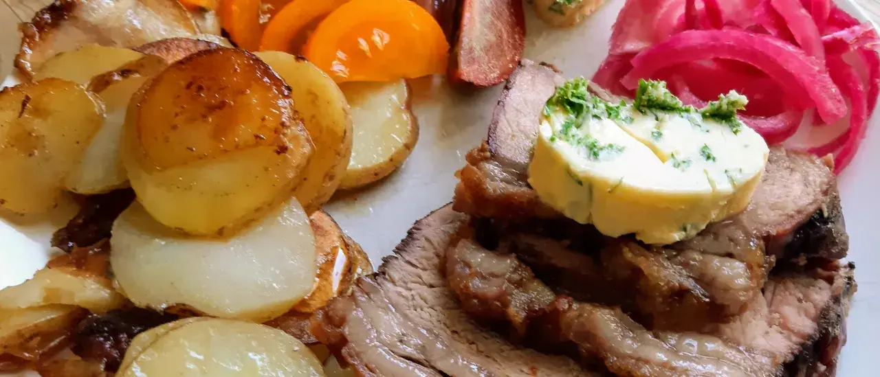 Skivad biff med kappa, rostade potatisar, tomatklyftor och picklad rödlök. En härlig måltid!