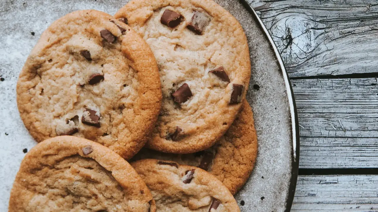 Gourmandise assurée avec ces cookies aux pépites de chocolat, dignes d'un cookie Cyril Lignac. Parfaits pour un goûter réconfortant.