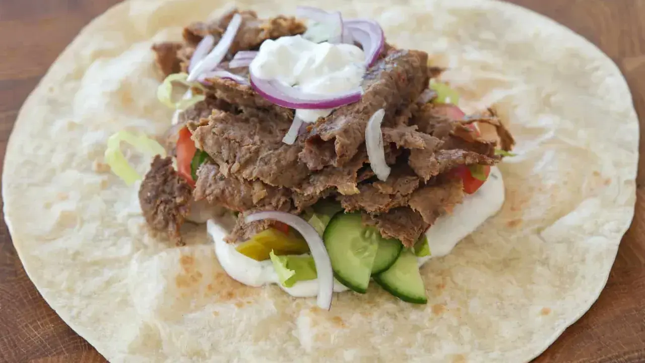 Pyszny kebab w tortilli z mięsem, warzywami i sosem. Zastanawiasz się, ile kalorii ma tortilla?