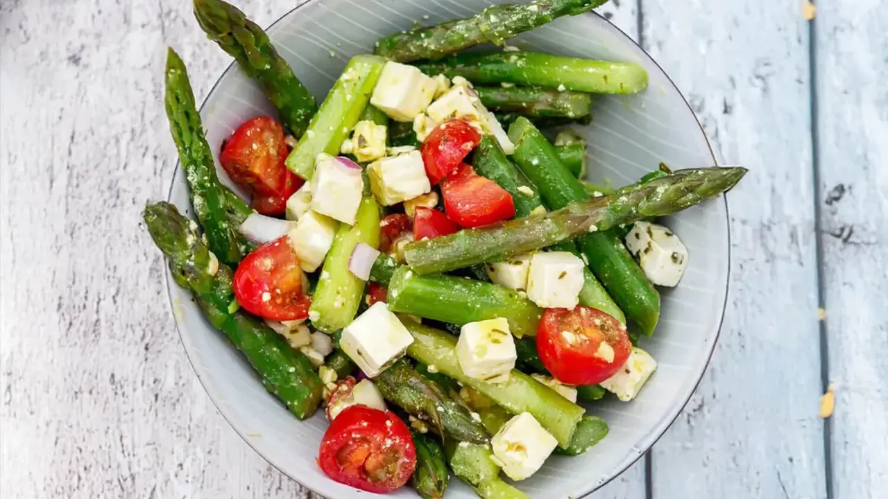 Frischer Spargelsalat mit Tomaten und Feta. Ein leichtes und leckeres Spargelsalat Rezept für den Sommer.