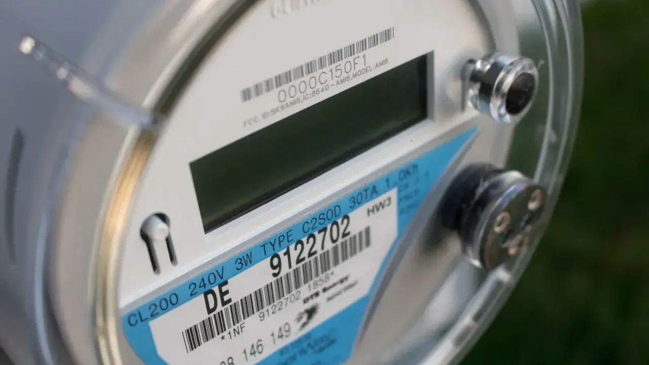 Zbliżenie na licznik energii elektrycznej z etykietą wskazującą na taryfę nocną Energa. Widoczny numer seryjny i dane techniczne.