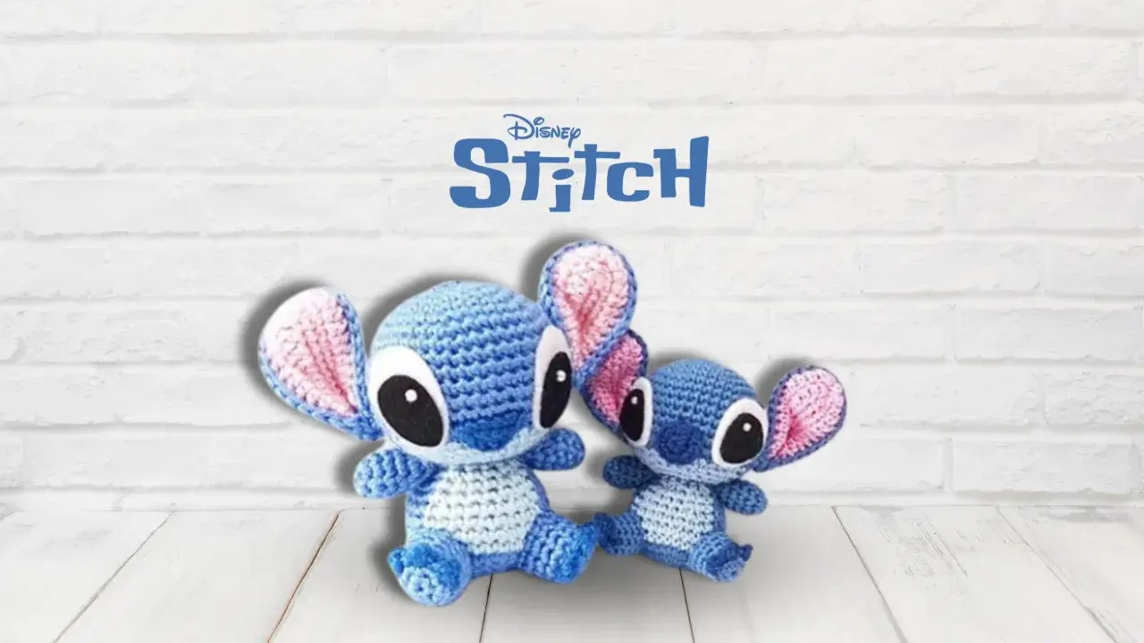 Dos adorables Stitch de ganchillo, uno grande y otro pequeño, listos para ser creados paso a paso.