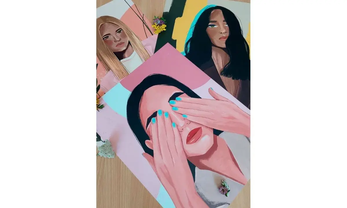 Trzy portrety kobiet na papierze do plakatów. Jedna zasłania oczy, druga ma blond włosy, trzecia ciemne.