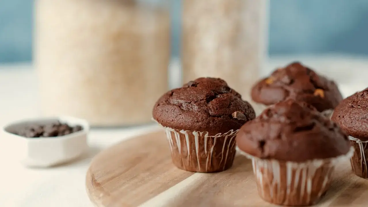 Puszyste muffinki czekoladowe, idealne na każdy dzień. Oto przepis na wilgotne i puszyste muffinki czekoladowe.