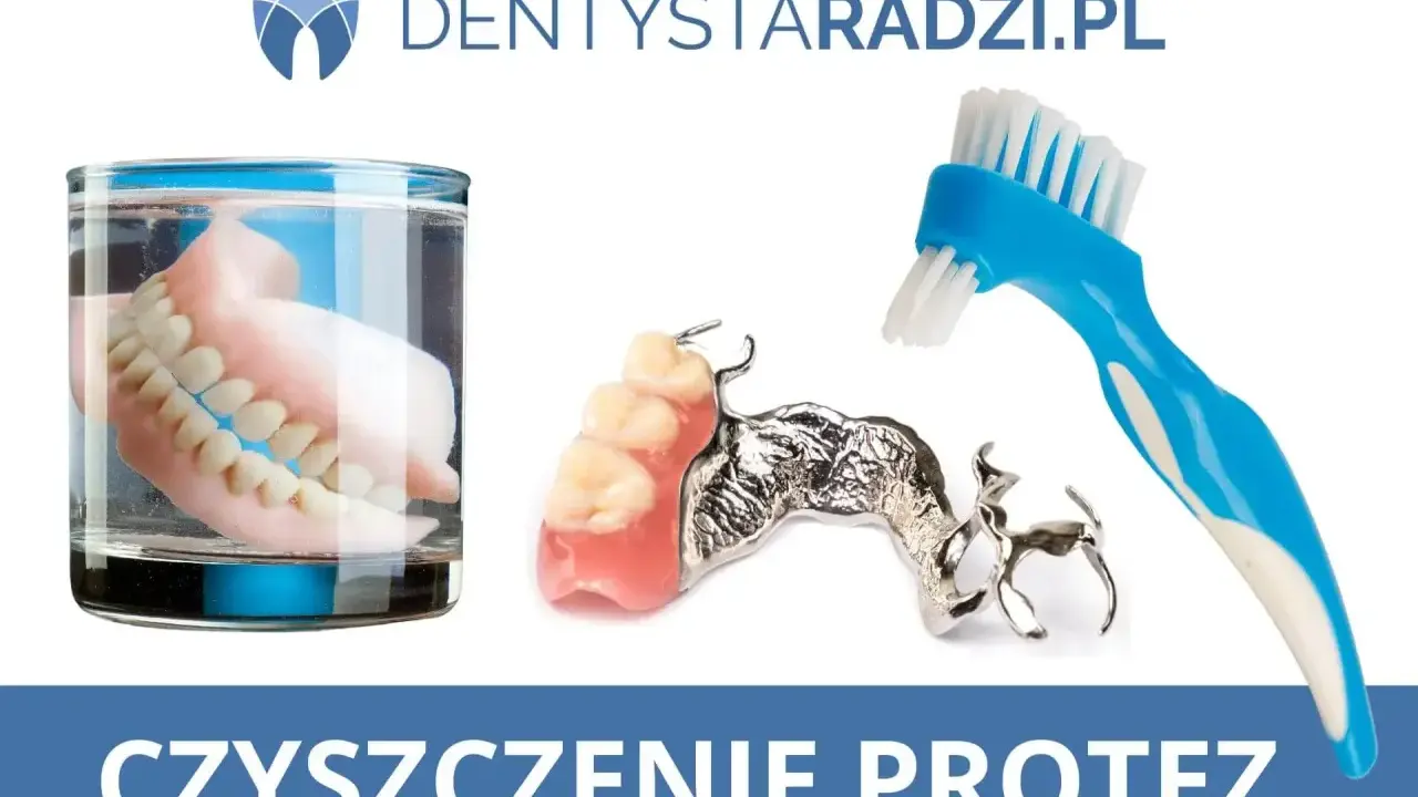 Szczoteczka i protezy zębowe w szklance wody. Pamiętaj o codziennym czyszczeniu protezy zębowej dla zdrowia jamy ustnej.