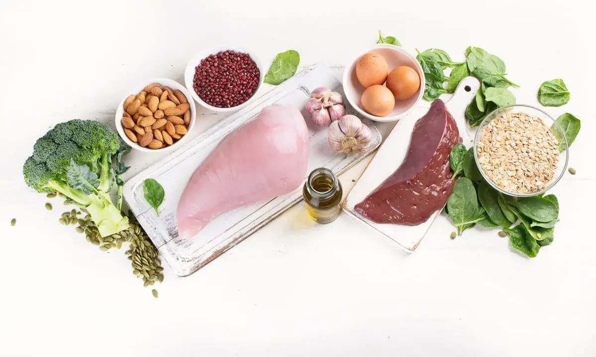 Brokuł, migdały, fasola, jajka, wątróbka, czosnek, płatki owsiane i szpinak to produkty, w których jest selen.