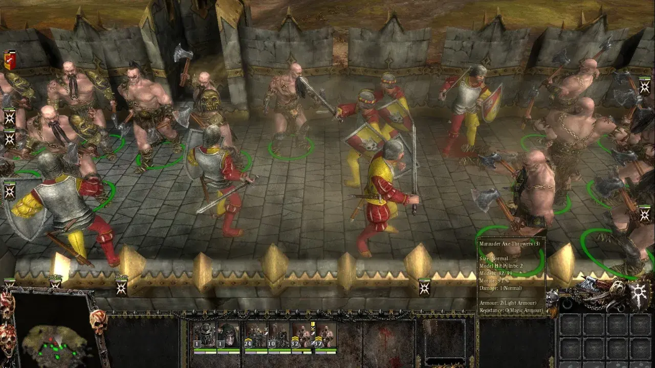Starcia w Warhammer: Mark of Chaos. Żołnierze w zbrojach walczą z potężnymi wojownikami.