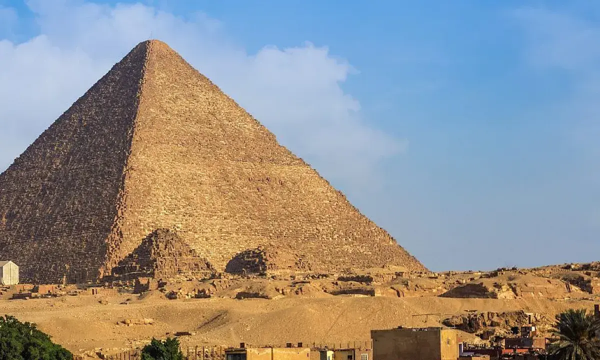 La Piramide di Cheope domina il paesaggio egiziano. Un'ispirazione per chi vuole sapere come organizzare un viaggio in Egitto.
