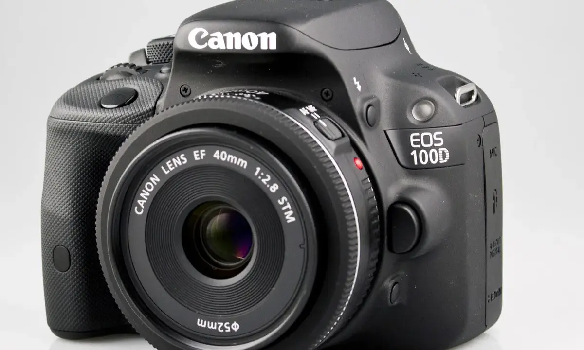 Canon 100D w 2026: Czy ten budżetowy aparat ma sens dla początkujących?