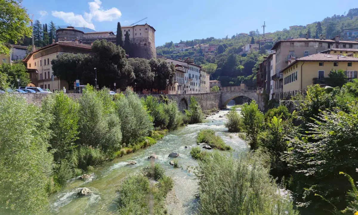 Fiume Adige attraversa Rovereto, con il Castello sul colle. Un'ottima panoramica di cosa vedere in questa città.