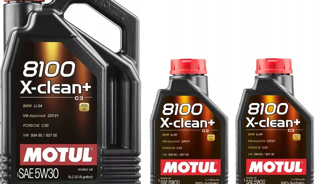 Trzy opakowania oleju silnikowego Motul 8100 X-clean+ SAE 5W30. Wybór między Motul czy Valvoline? Ten olej to świetna opcja.
