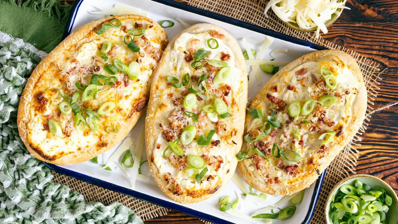 Drei herzhafte Kartoffel-Dinnete mit Speck und Frühlingszwiebeln, bereit zum Genießen. Ein tolles Rezept für Kartoffel-Dinnete!