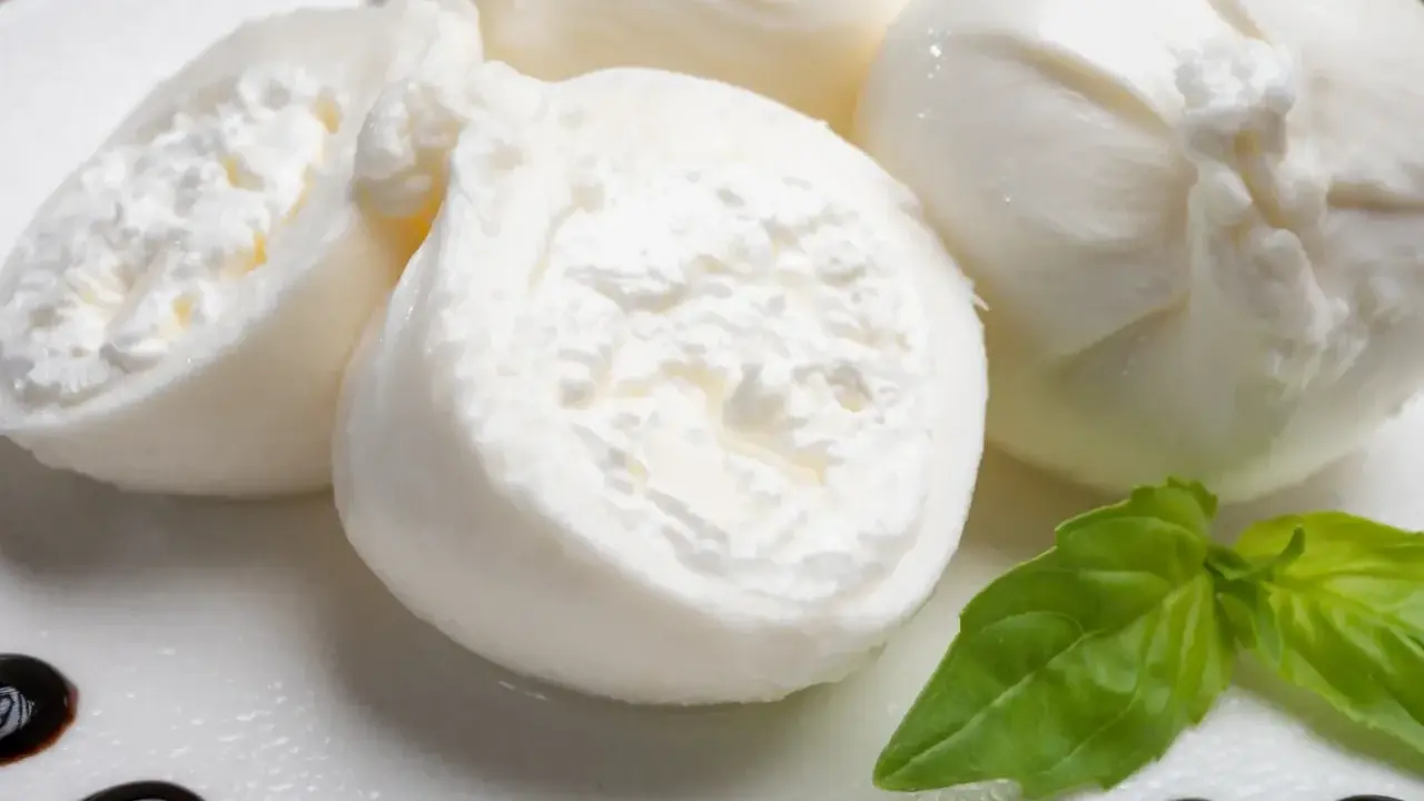 Świeża burrata co to? Delikatny ser z kremowym wnętrzem, podany z bazylią i balsamicznym sosem.