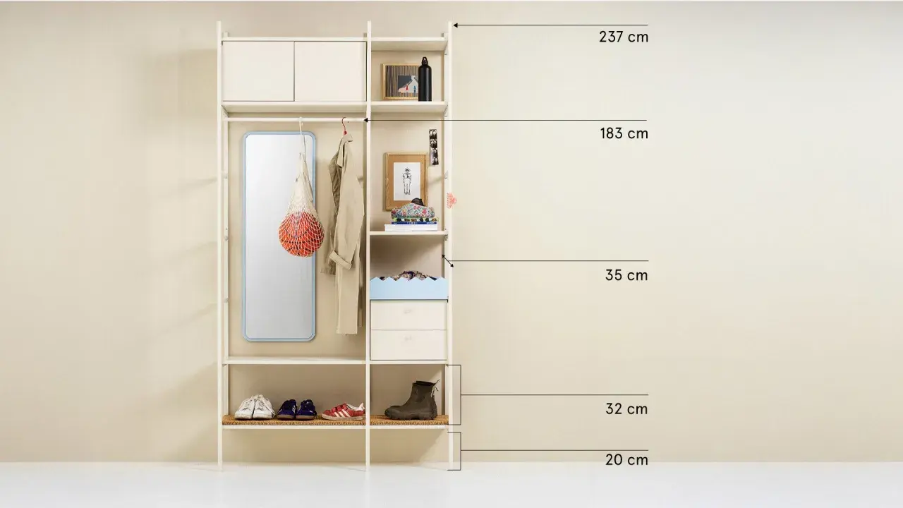 En stilren hall hylla med spegel, klädkrok, förvaringslådor och hyllplan för skor och accessoarer.