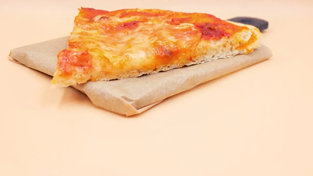 Kawałek pysznej pizzy, idealny na szybki lunch. Ten prosty przepis na pizzę z pewnością zachwyci każdego.