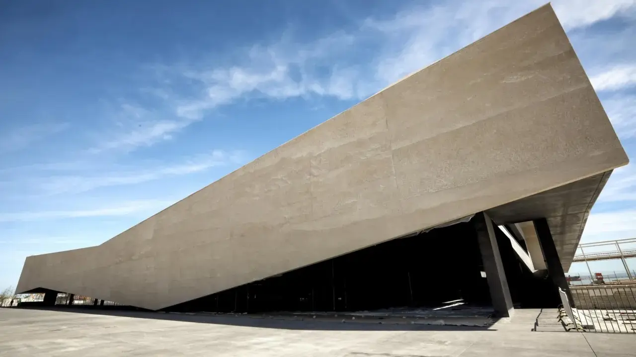 Edificio moderno con tetto spiovente, che ricorda le onde del mare, vicino al porto di Lisbona.