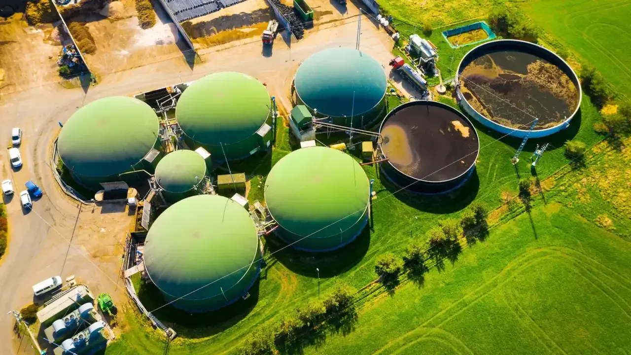 Grüne Biogasbehälter und Gärrestlager auf einem Bauernhof. Hier wird aus organischem Material Biomasse gewonnen.