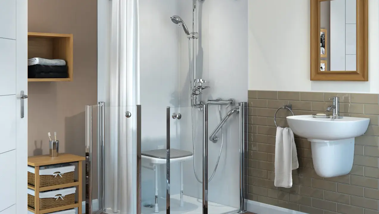 Salle de bain adaptée : douche sécurisée avec siège, barres d'appui et porte facile d'accès. Une aide précieuse pour les seniors.