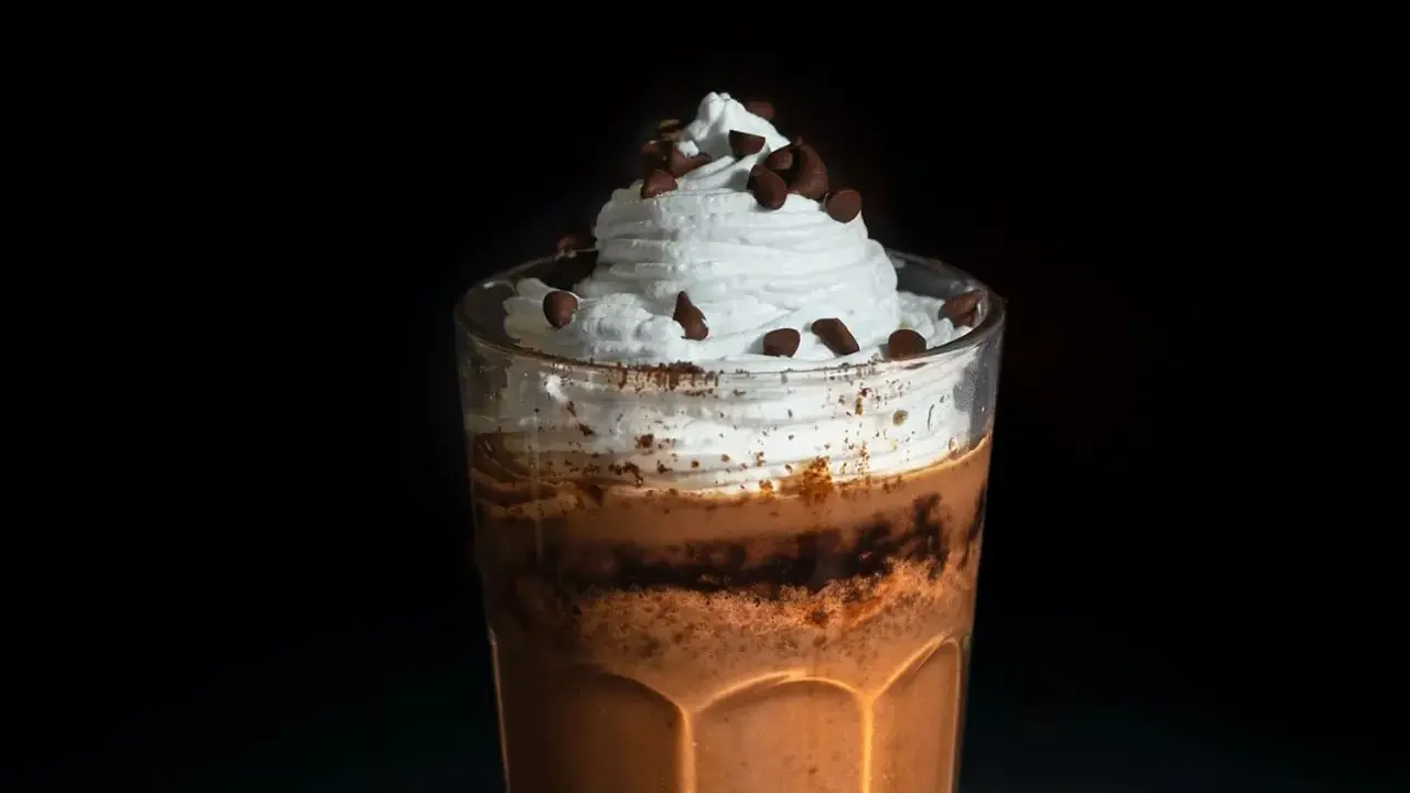 Ein cremiger Eiskaffee mit Sahne und Schokostückchen, perfekt für die Schwangerschaft.