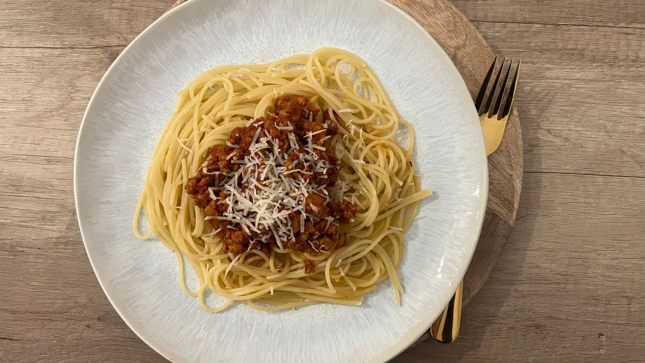 Aksamitne Bolognese z Passatą: Poznaj przepis mistrzów!