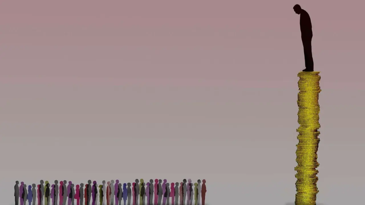 Silhouette eines Mannes auf einem hohen Münzstapel, während eine lange Schlange bunter Silhouetten unten wartet. Ein Bild, das den Unterschied zwischen Neoliberalismus und Kapitalismus verdeutlicht.