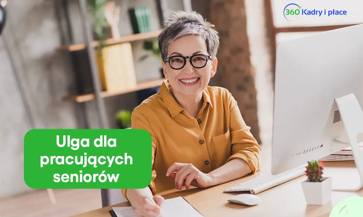 Uśmiechnięta seniorka przy biurku, korzystająca z ulgi dla pracujących seniorów. Logo 360 Kadry i płace.