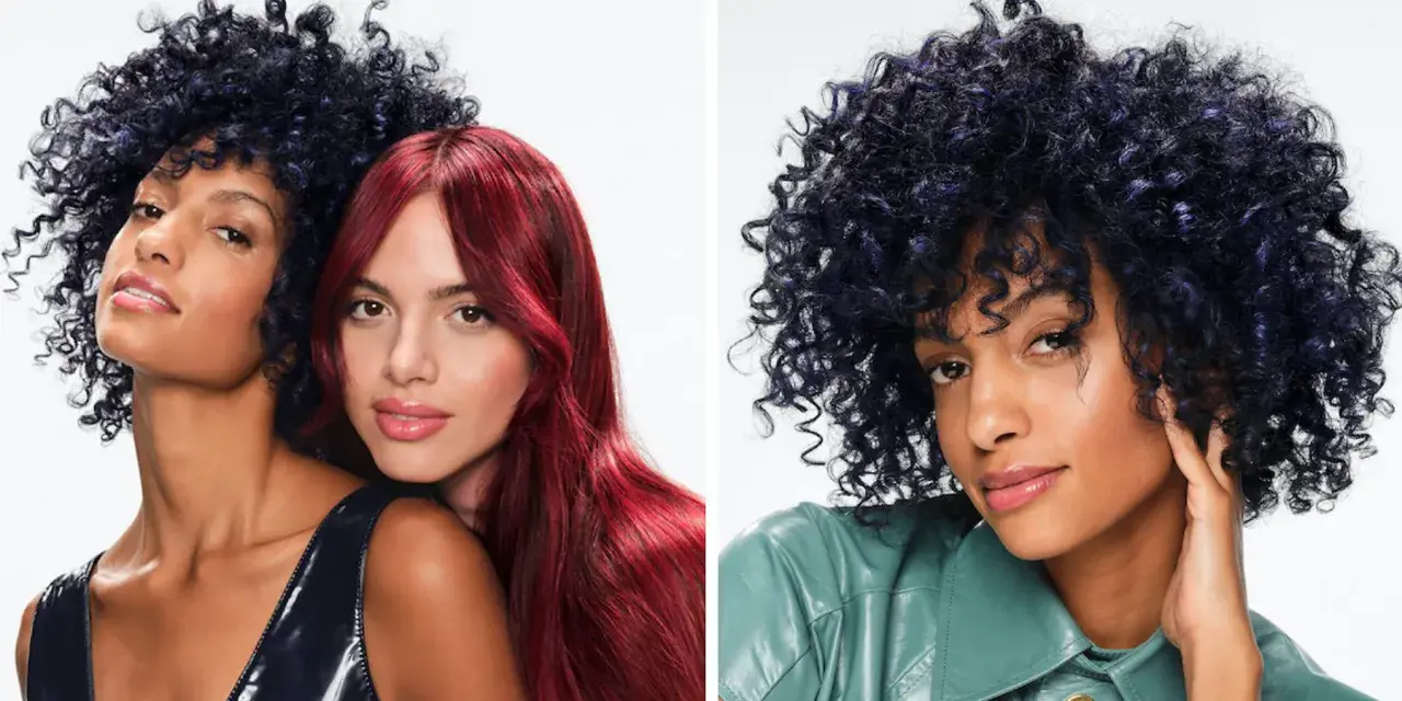 Zwei Frauen mit auffälligen Frisuren. Eine hat tiefrote, glatte Haare, die andere hat voluminöse, dunkelblaue Locken. Beide zeigen das Ergebnis von **Haare colorieren**.