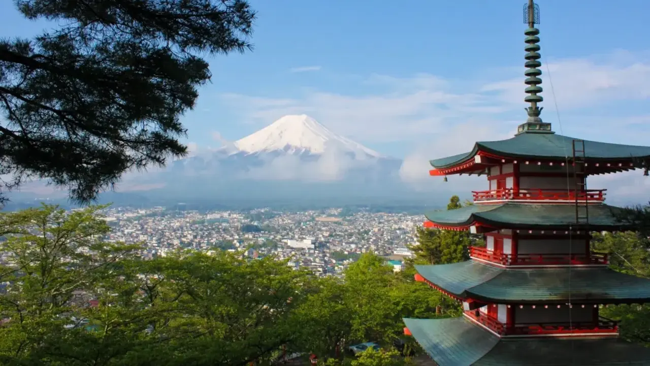 Widok na górę Fudżi i pagodę Chureito, jedno z najpiękniejszych miejsc w Japonii.