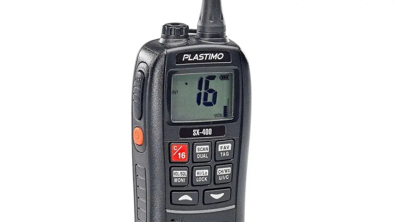 Talkie-walkie Plastimo SX-400 affichant le canal 16, la fréquence VHF libre pour la sécurité maritime.