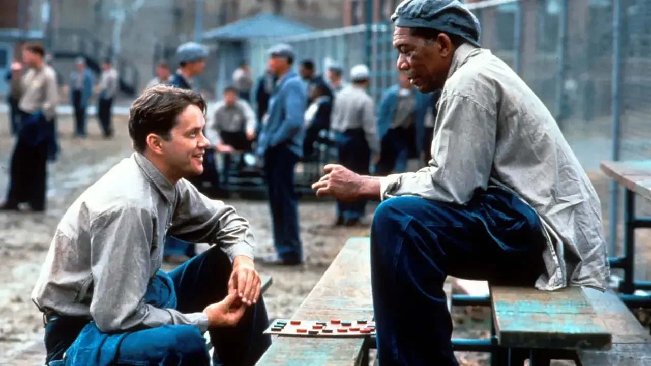 Andy i Red grają w warcaby na dziedzińcu więzienia. Scena z filmu "Skazani na Shawshank".