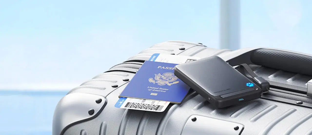 En powerbank, pass och flygbiljett ligger på en resväska, redo för resan med flygplan.