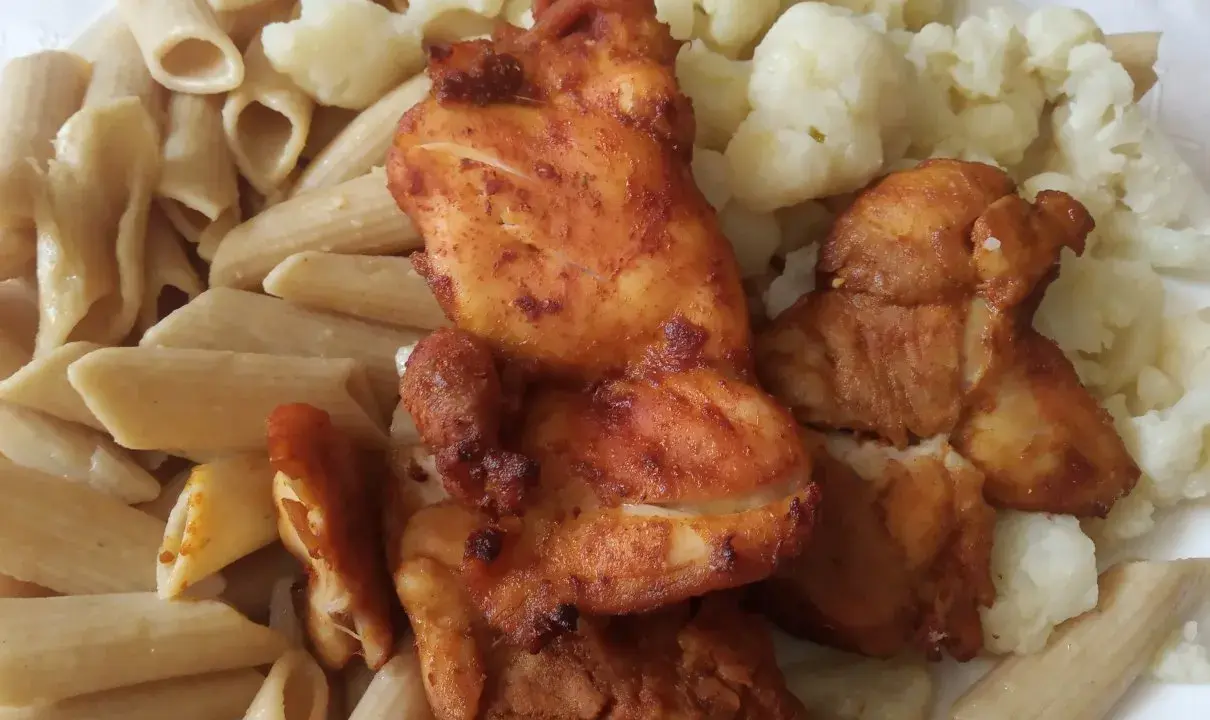 Penne z kurczakiem w przyprawach i kalafiorem. Zdrowe i smaczne danie, idealny obiad dla cukrzyka.