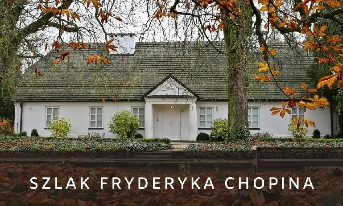 Dom, gdzie mieszkał Fryderyk Chopin, otoczony jesiennymi liśćmi.