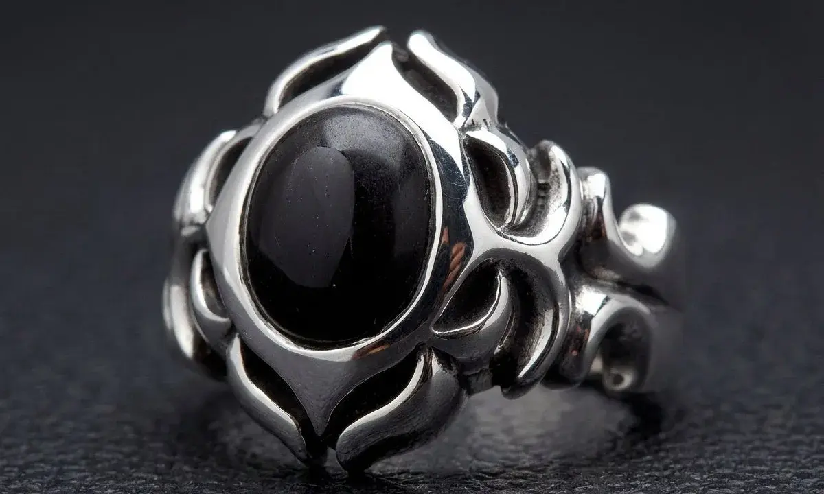 Anello uomo con pietra nera, simbolo di forza e mistero. Il suo significato è profondo.
