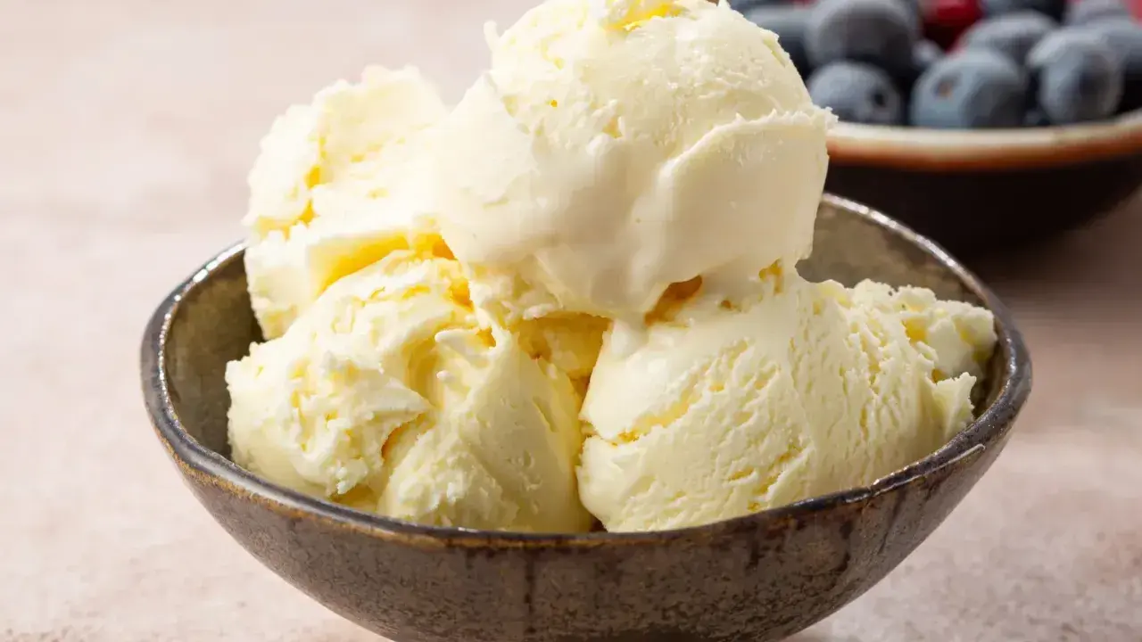 Pyszne, kremowe lody waniliowe w miseczce, idealne na lato. Ten przepis na lody jest prosty i szybki.