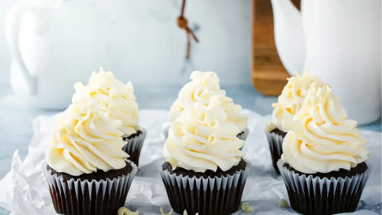Mörka chokladmuffins med fluffig vaniljfrosting, perfekt för ett enkelt frosting recept.