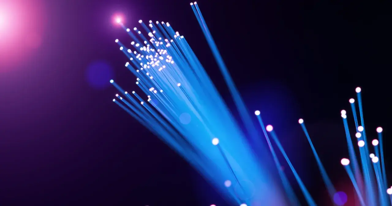 Leuchtende Glasfasern, die Daten mit 150 Mbit/s wie schnell übertragen.