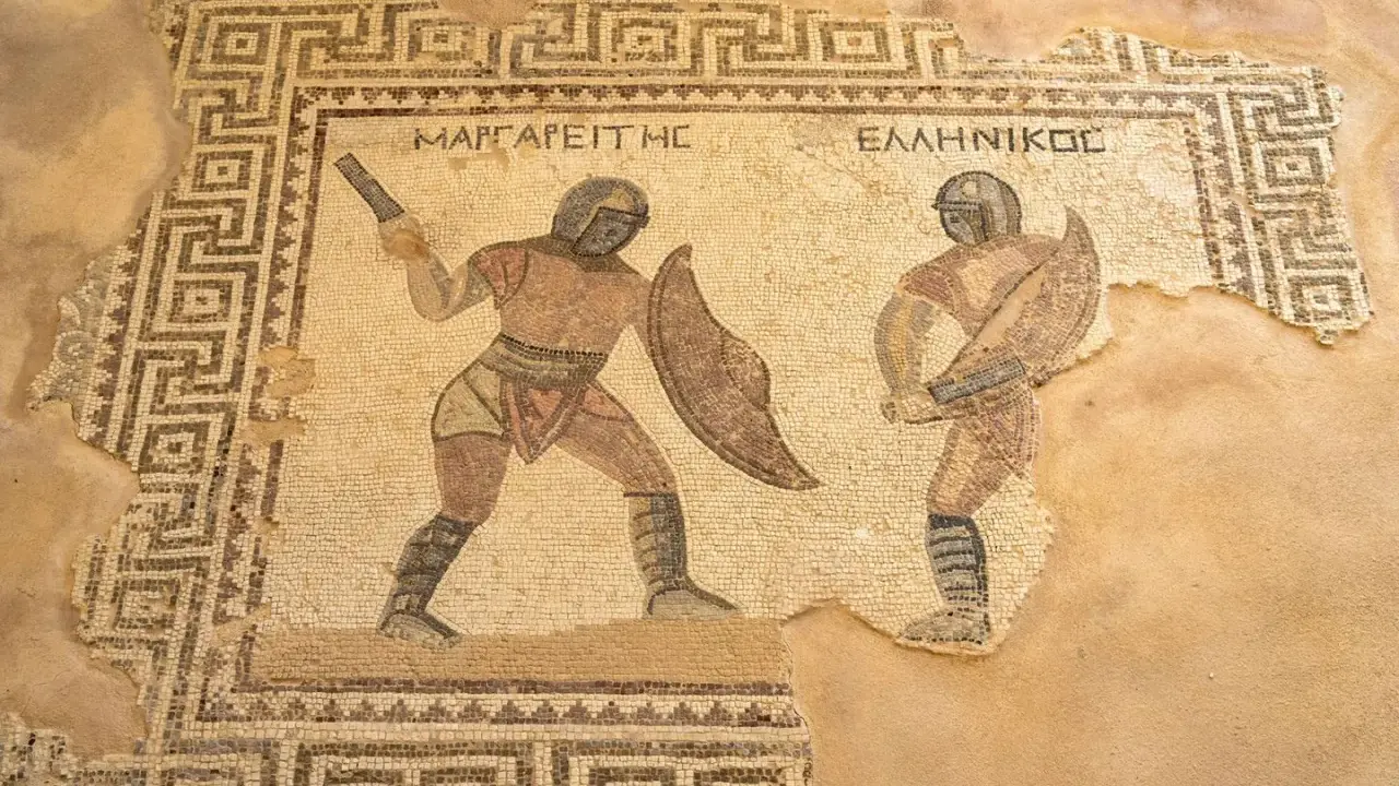 Antikes Mosaik zeigt zwei Gladiatoren im Kampf, eine Szene aus dem römischen Reich.